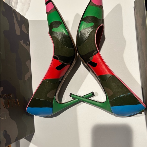 Authentic VALENTINO GARAVANI Psychedelic Camo Rockstud Pump - ONLY WORN TWICE - Picture 10 of 16